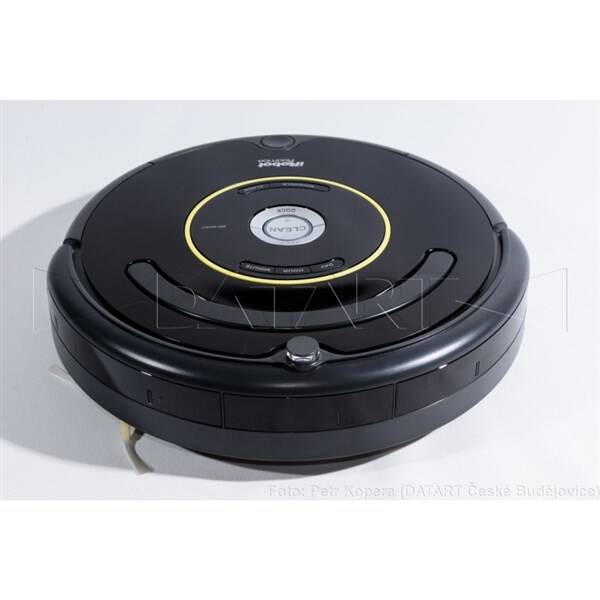 Robotický vysavač iRobot 650 černý

