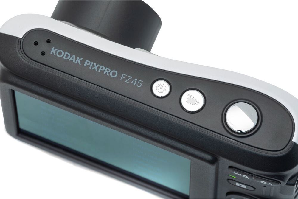 Detail horní části kompaktního fotoaparátu Kodak PIXPRO FZ45 s ovládacími tlačítky a částí displeje
