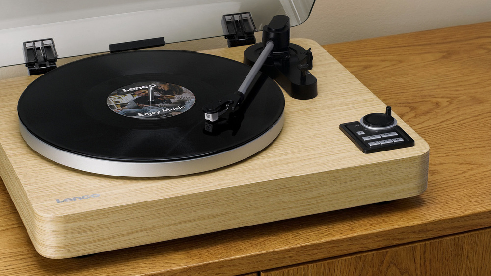 Gramofon Lenco LBTA-166SI hnědý Lenco LBTA-166SI má řemínkový pohon