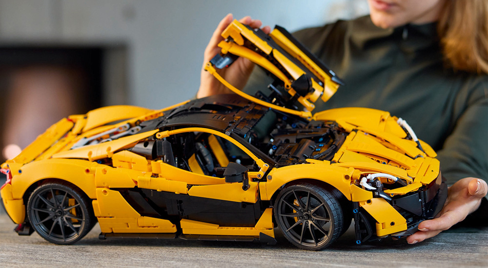 Stavebnice LEGO® Technic 42172 McLaren P1™ Model v měřítku 1:8 nabízí otevírací dveře, funkční řízení a nastavitelné zadní křídlo pro realistické hraní.