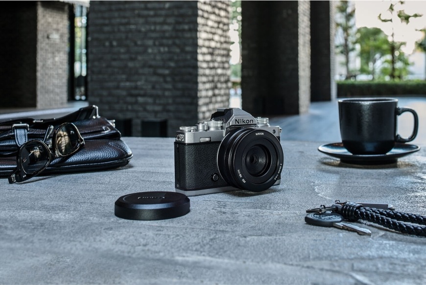 Objektiv Nikon NIKKOR Z 26 mm f/2.8 černý Fotoaparát Nikon s nasazeným objektivem NIKKOR Z 26 mm f/2.8