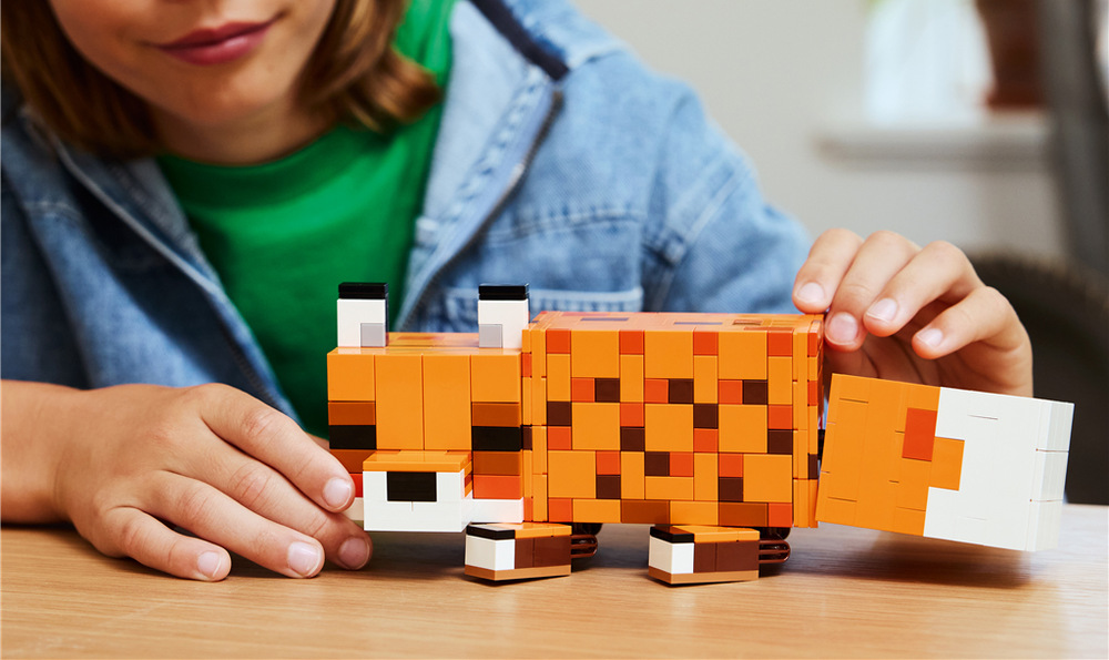 Stavebnice LEGO® Minecraft® 21588 Liška Lišku můžete naaranžovat do různých pozic a pomocí očí jí vytvořit bdělý nebo ospalý výraz.