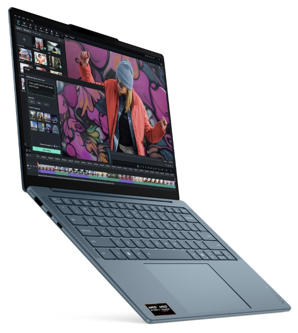 Notebook Lenovo Yoga Slim 7 14AKP10 modrý Notebook Lenovo Yoga Slim 7 14AKP10 z levého úhlu s viditelným OLED displejem