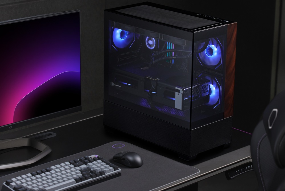 Case Cooler Master Elite 690 Wood černá Pohled na počítačovou sestavu na stole v přítmí se svítícími ventilátory