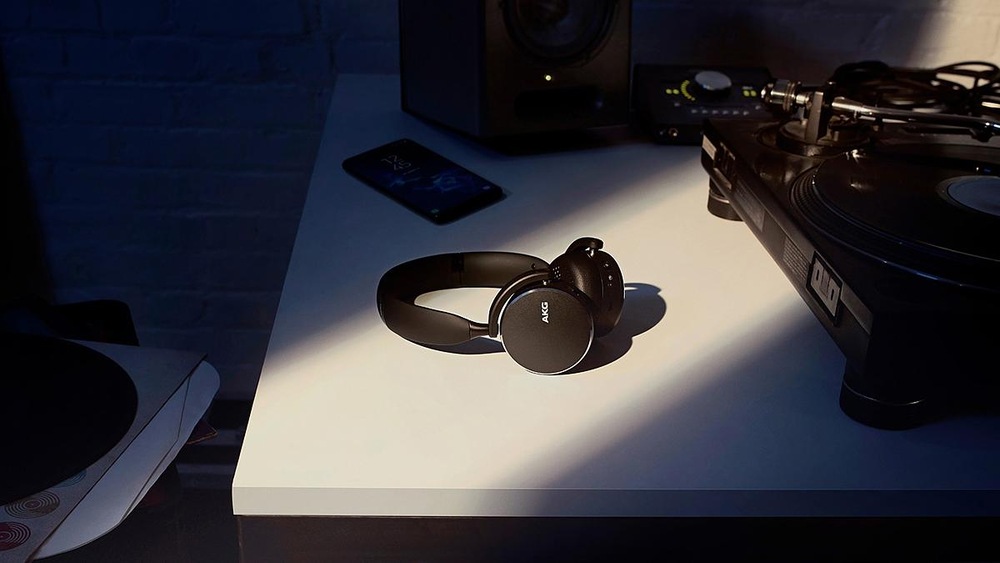 Sluchátka AKG Y500 černá Sluchátka AKG Y500 černá