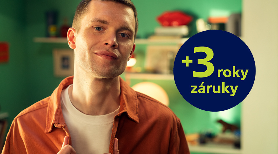 Muž po oholení zastřihovačem vousů Philips QP6652/61 OneBlade Pro 360 poukazující na záruku 3 let