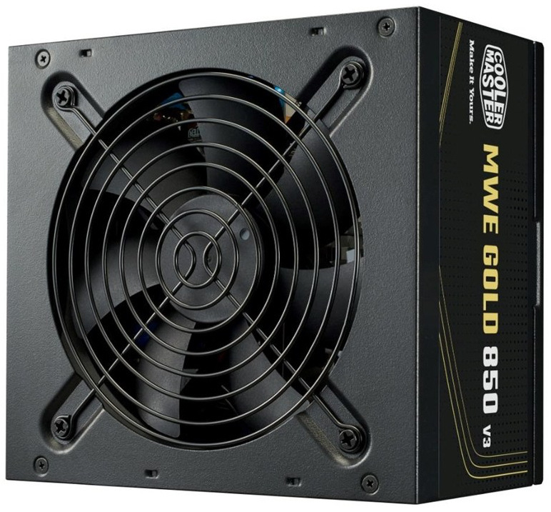 Na obrázku je černý napájecí zdroj Cooler Master. Na přední straně má velký chladicí ventilátor krytý kovovou mřížkou a z boku nápis MWE Gold 850 V3. Zdroj působí jednoduše, robustně a je určený pro běžné až výkonnější počítačové sestavy.
