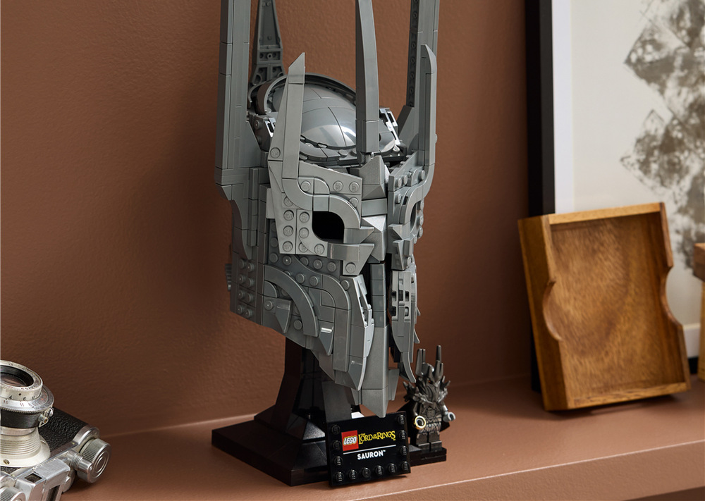 Minifigurka LEGO Saurona s Prstenem moci doplňuje helmu a podstavec se jmenovkou dotváří její výstavní podobu