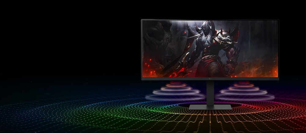 Širokoúhlý počítačový monitor zobrazuje fantasy bojovníka v brnění na tmavém pozadí. Z obrazovky vycházejí zářivé, barevné zvukové vlny, které vytvářejí dynamickou a pohlcující atmosféru.