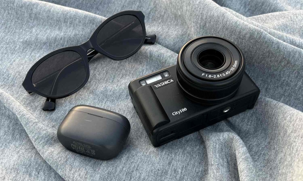 Yashica City 100 se nabíjí přes moderní port typu USB-C