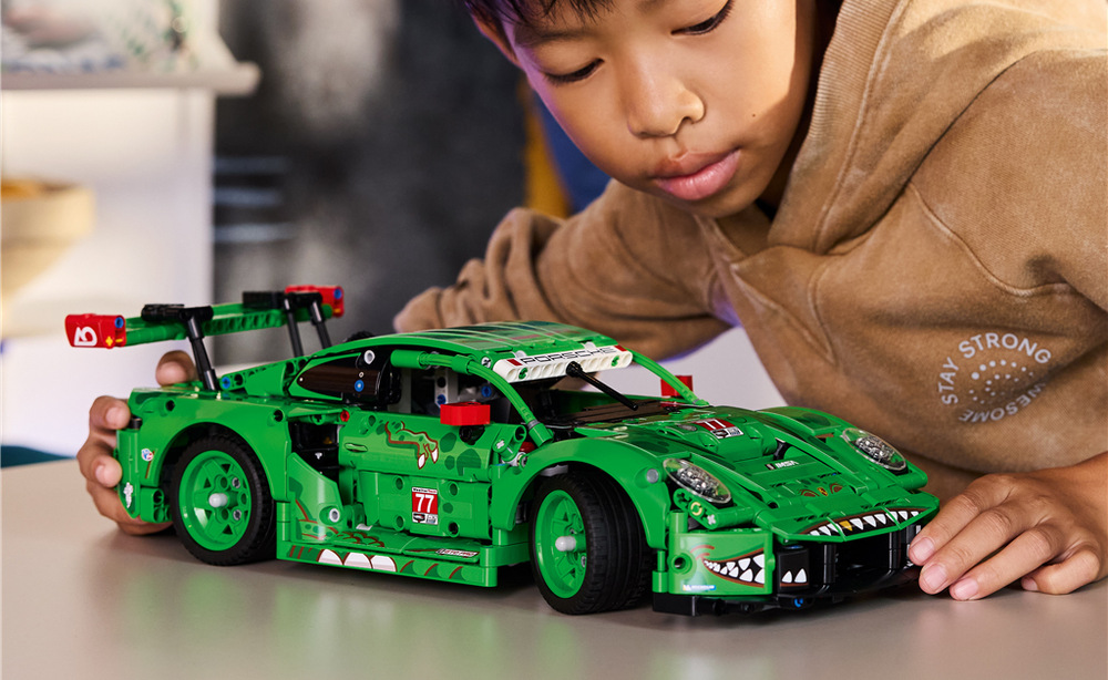 Stavebnice LEGO® Technic 42224 Auto Porsche 911 GT3 R REXY AO Racing Děti mohou s Porsche vyrazit na vlastní závodní okruh a při hraní rozvíjet svou fantazii.