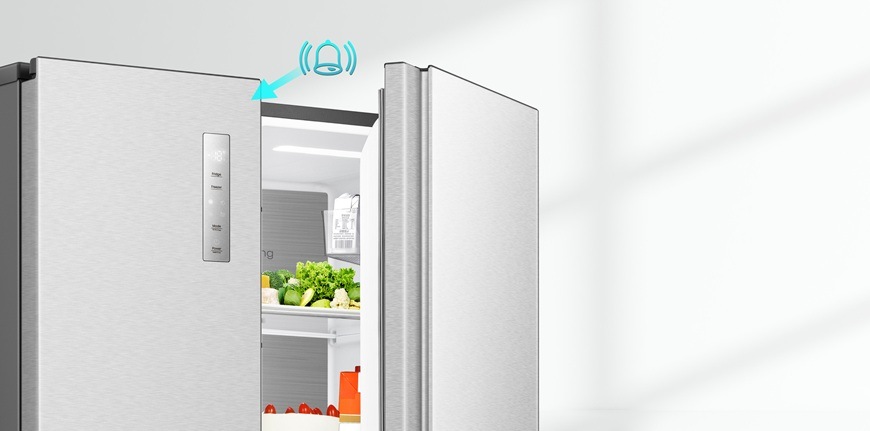 Americká lednice Hisense RS3P558NEIC nerez Americká chladnička Hisense RS3P558NEIC má otevřená dvířka. Nad ní je graficky přidán zvoneček se šipkou, který znázorňuje alarm otevřených dveří.