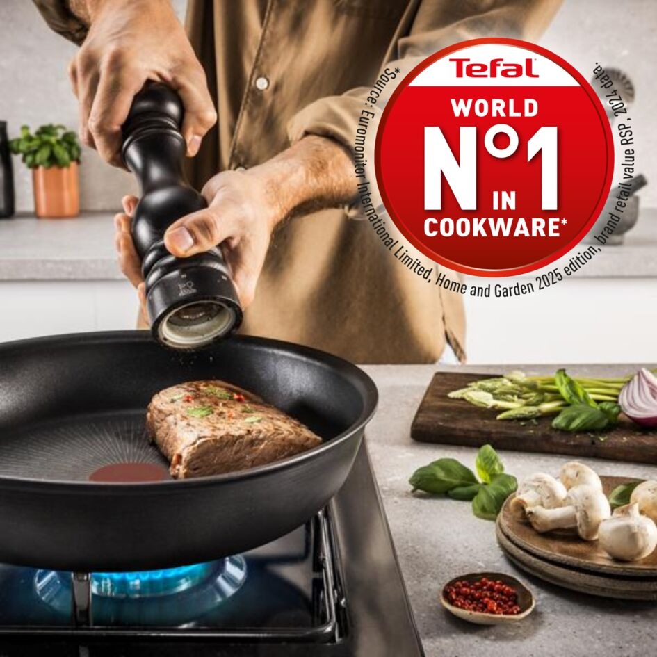 Muž koření maso v kastrolu Tefal G3348843 Experience