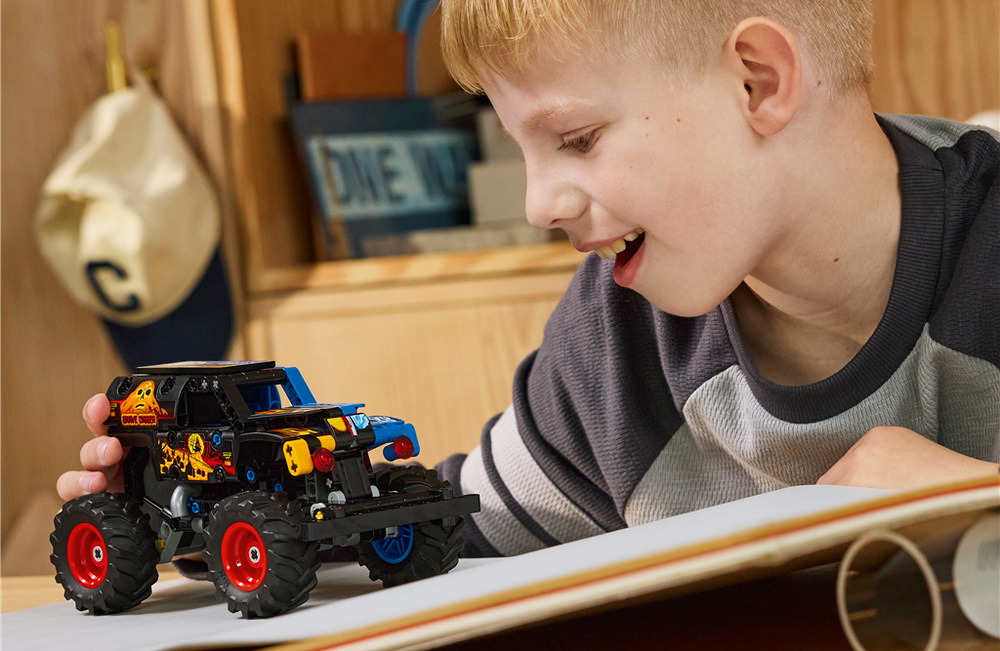 Stavebnice LEGO® Technic 42219 Monster Jam™ Grave Digger™ Oheň a led Model LEGO Technic se hodí pro závody, skoky i kaskadérské kousky, takže nabízí pokaždé jinou zábavu