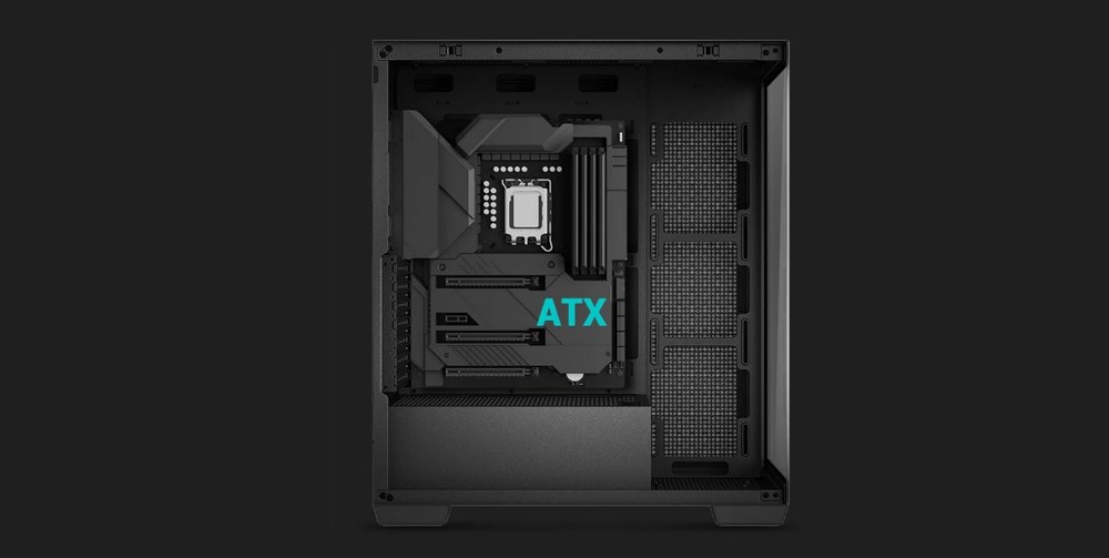 Case DeepCool CG580 černá Záběr na PC skříň s minimalistickým designem, zobrazující podporu základních desek ve formátu ATX. Vnitřní prostor je vzdušný s oddíly pro komponenty, což navozuje dojem čisté estetiky.