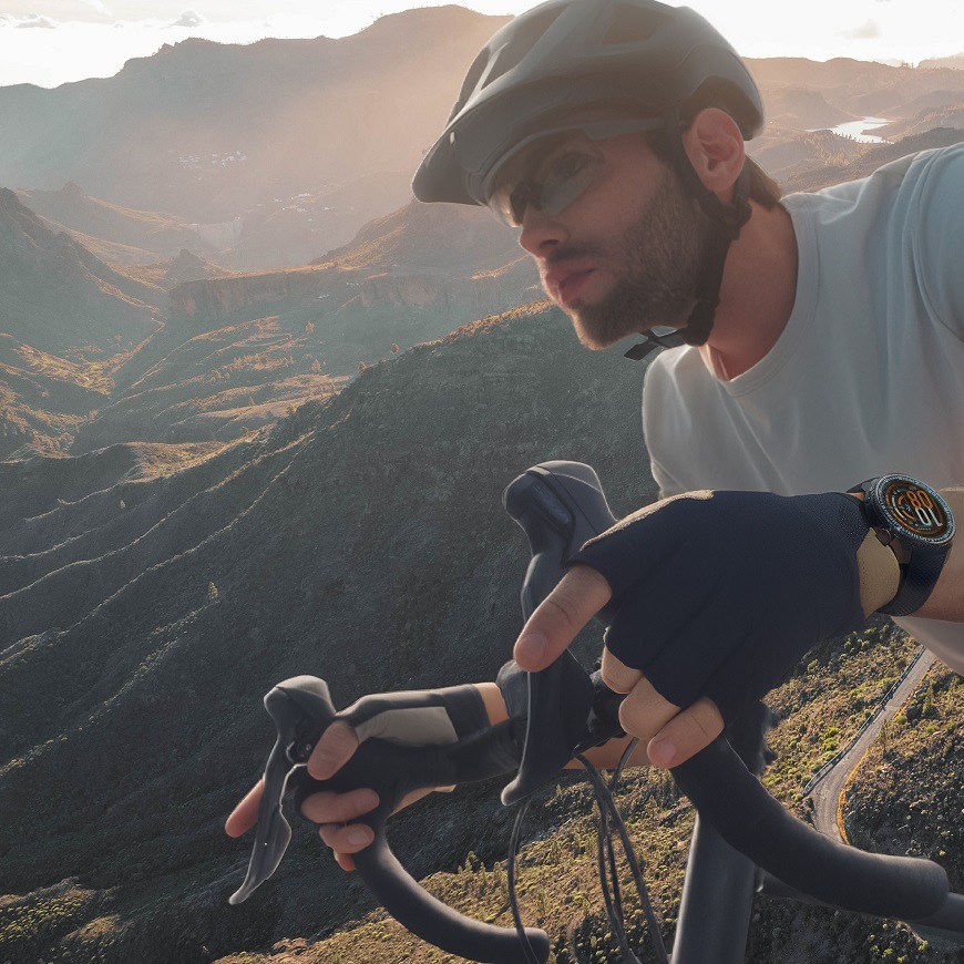 Chytré hodinky Garett Compass GPS – cyklista sledující data na hodinkách během jízdy v přírodě 