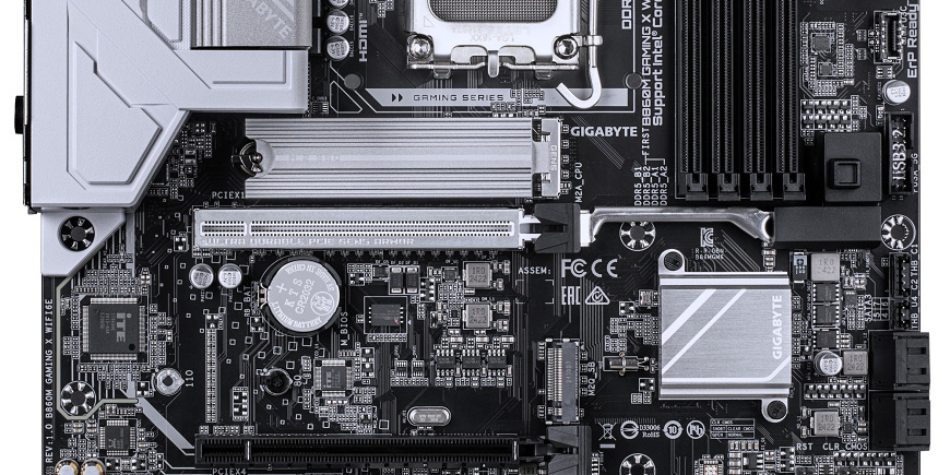 Detail chlazení M.2 slotu a pasivů čipsetu na desce Gigabyte B860M GAMING X WIFI6E
