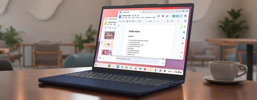 Otevřený Lenovo Chromebook na stole s pracovním dokumentem na displeji