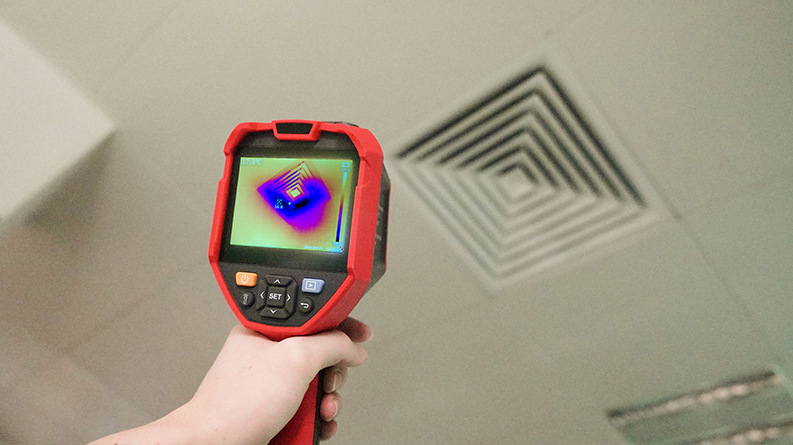 Termokamera UNI-T UTi730E Termokamera UNI-T UTi730E při měření stropní ventilační vyústky s termálním obrazem na displeji