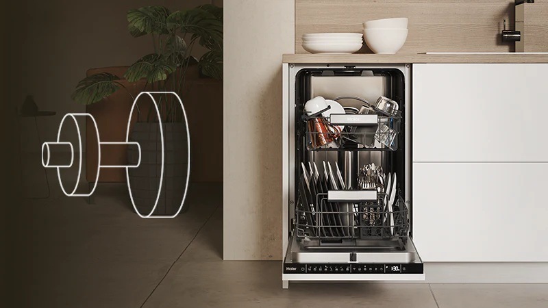 myčka haier XI1C1TB4LPCFB otevřená a zabudovaná v kuchyni, vedle je ikona motoru