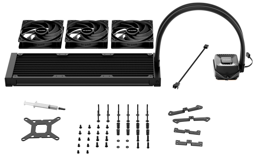 Na obrázku je rozložený obsah balení vodního chladiče be quiet! Pure Loop 3 360. Nahoře jsou tři samostatné černé ventilátory. Pod nimi je dlouhý radiátor (úzký obdélník s hustými žebry). Vpravo je pumpa/blok na procesor s nápisem „be quiet!“ a k němu připojené dvě opletené hadice, vedle leží také propojovací kabel. Dole jsou rozložené montážní díly: plochý kovový rámeček, několik držáků, mnoho šroubků a podložek a také stříkačka s teplovodivou pastou.
