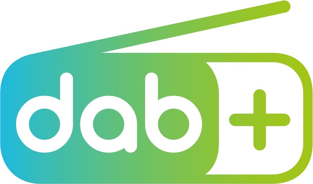 Barevné logo DAB+ označující podporu digitálního rozhlasového vysílání.