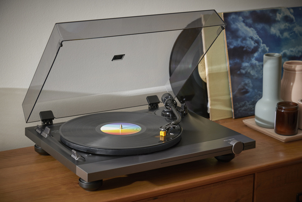 Gramofon Thomson TT700 černý Thomson TT700 zvládá poloautomatické přehrávání vinylu