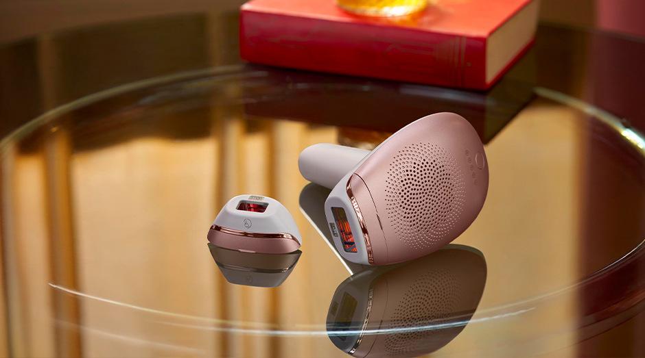 Epilátor Philips Lumea IPL 7000 SC1997/00 bílý/růžový Epilátor Philips SC1997/00 Lumea IPL 7000 je položen na podtácu.