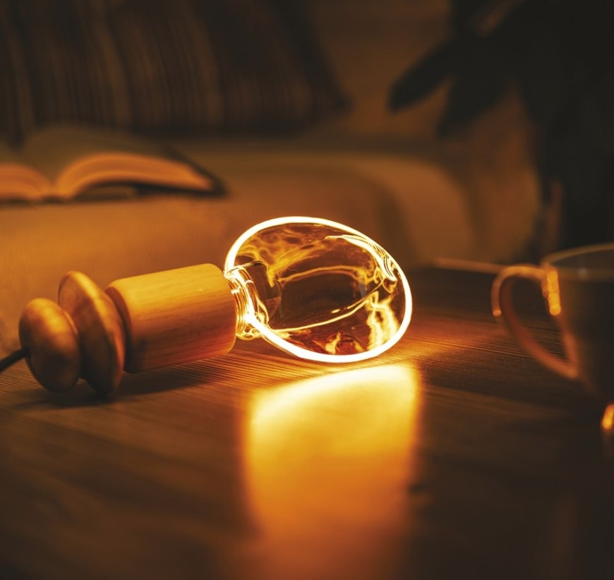 Žárovka LED EMOS DECO G130OA "O", 4W, 220 lm, E27, teplá bílá+ Žárovka LED EMOS DECO G130OA "O" instalovaná v interiéru