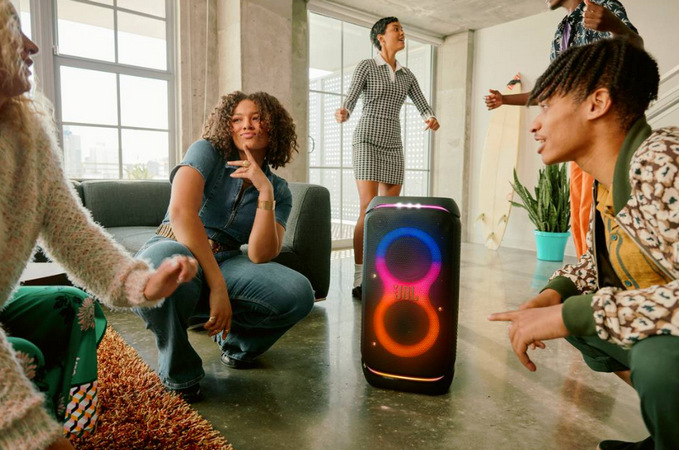 K party reproduktoru JBL PARTYBOX STAGE 320 můžete jednoduše připojit mikrofon nebo kytaru