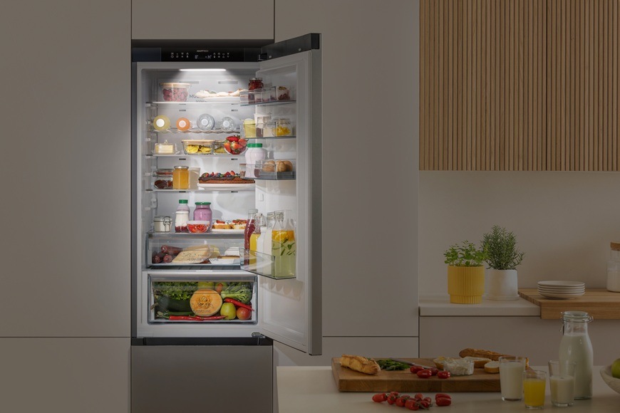Chladnička Gorenje NRB620C61BX4WFE je umístěná v kuchyni. Uvnitř se nachází úsporné vnitřní osvětlení, které vám posvítí do všech polic. 