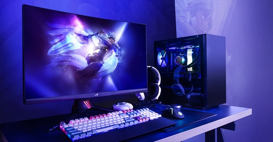 Case DeepCool MACUBE 110 černá Obrázek PC skříně umístěné na stole vedle monitoru.