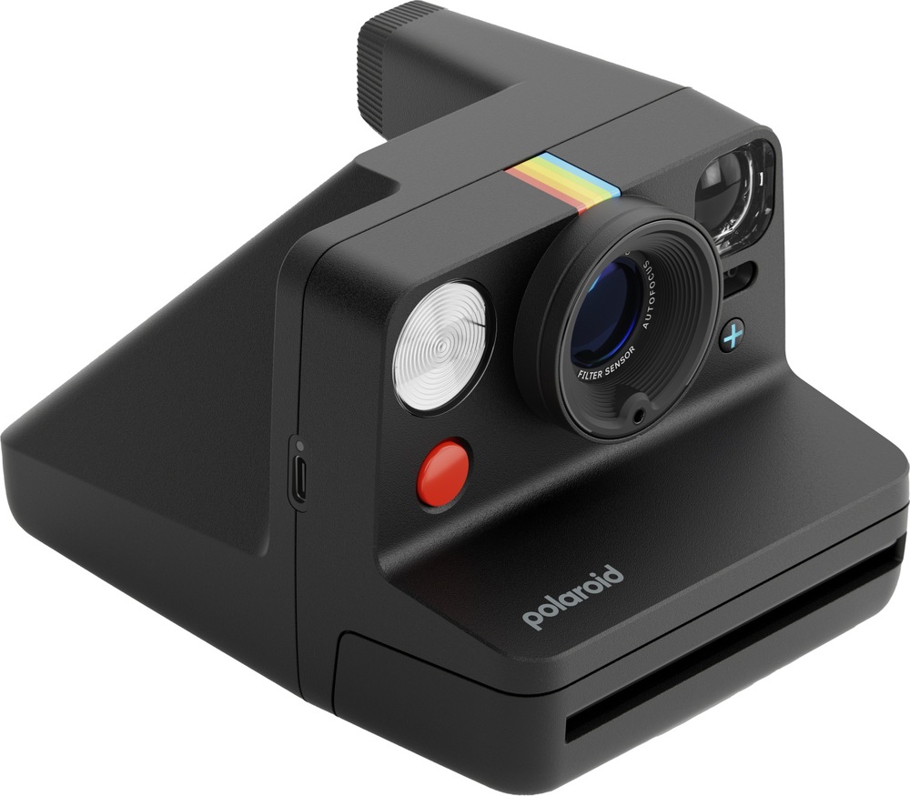 Instantní fotoaparát Polaroid Now+ Gen 3 černý Fotoaparát Polaroid Now+ Gen 3 mírně natočený z pravé strany