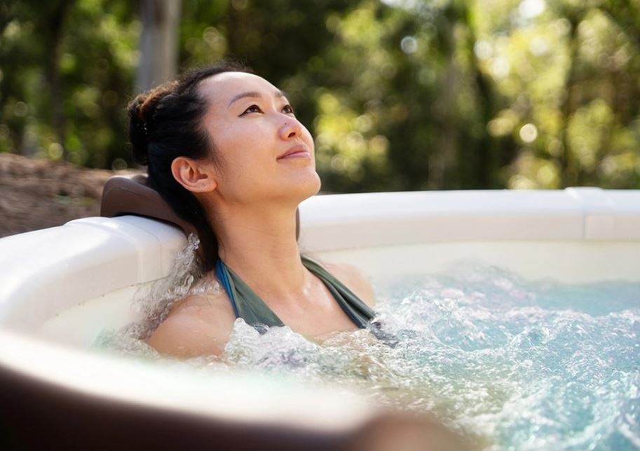Žena relaxuje ve Vířivce MSPA ROVA F-RO066W
