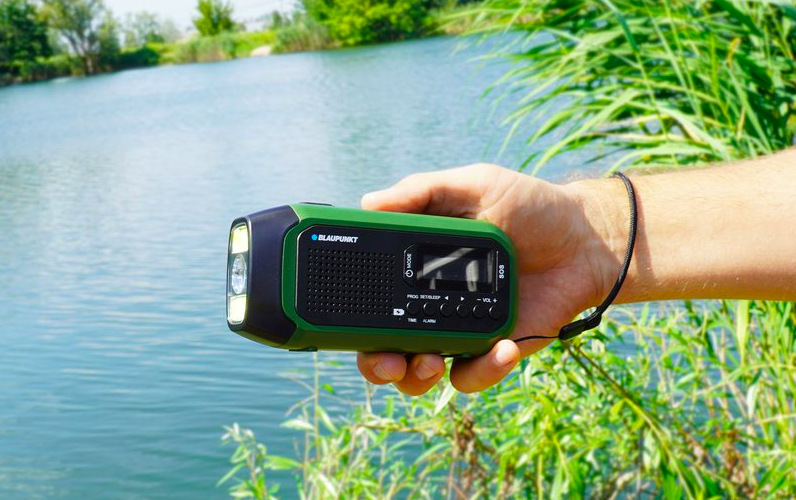 Radiopřijímač Blaupunkt ER20GR Survival černý/zelený Radiopřijímač Blaupunkt ER20GR Survival držený v ruce při použití u vody v terénu