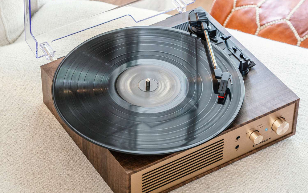 Gramofon Crosley Miles hnědý Třírychlostní přehrávání 33, 45 i 78 rpm zvládne moderní alba i starší vinylové desky.