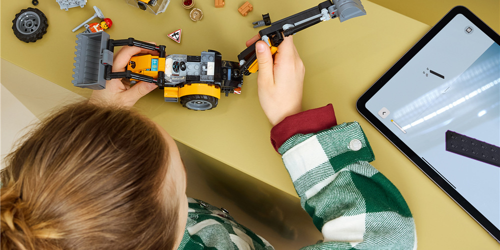 Stavebnice LEGO® City 60480 Žlutý nakladač s rypadlem Dva pracovníci s nářadím a doplňky dávají dětem prostor pro vymýšlení vlastních příběhů ze staveniště.