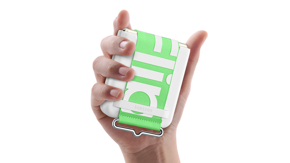 Kryt na mobil Samsung Silicone Cover s poutkem Galaxy Z Flip3 bílý