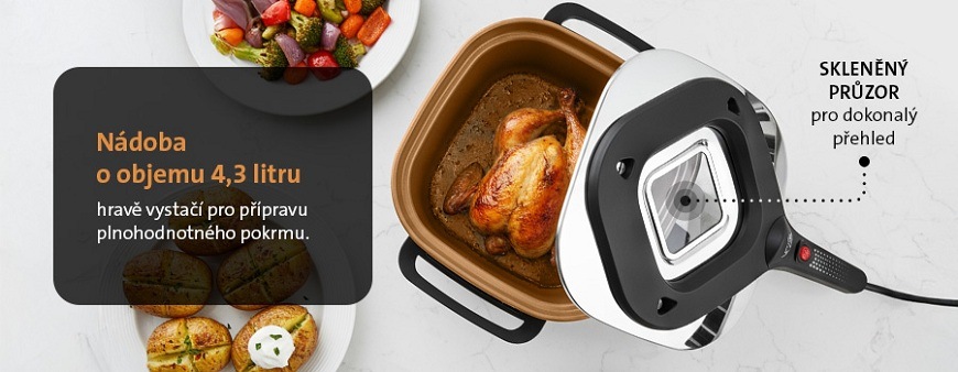 Pohled shora na zlatou nádobu pečicího hrnce ETA Pečenka o objemu 4,3 litru, s víkem se skleněným průzorem a upečeným kuřetem uvnitř