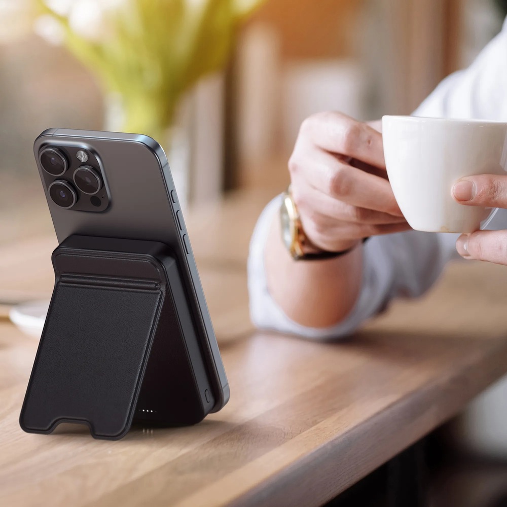 Powerbanka Satechi Qi2 5000 mAh černá Powerbanka Satechi má integrovaný stojánek