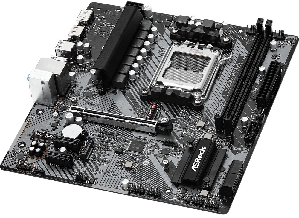 Nahoře je patice AMD AM5 pro procesor, vedle ní dva dlouhé sloty DDR5. Dole je jeden dlouhý PCIe x16 pro grafiku a dva krátké PCIe x1. Uprostřed jsou dvě pozice M.2 pro SSD, na boku čtyři SATA konektory. Na okrajích jsou napájecí konektory, konektory pro ventilátory a blok zadních portů (USB, LAN, HDMI/DP).