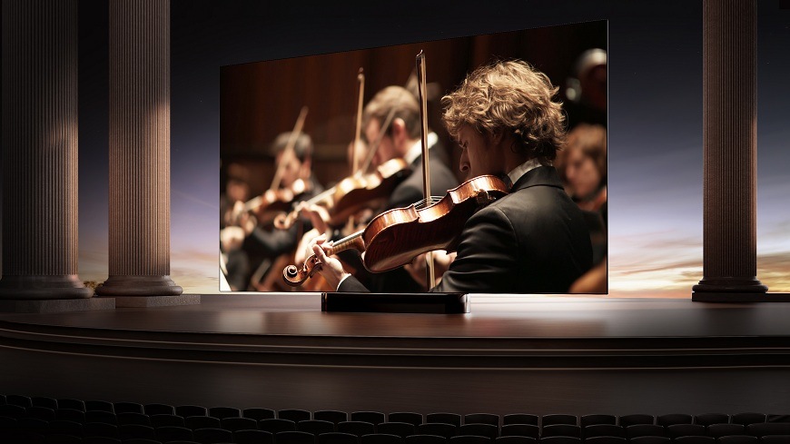 Televize Hisense 85UR8S Televize Hisense 85UR8S , na které se přehrává houslový koncert