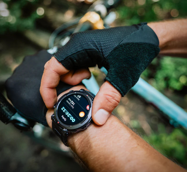 Chytré hodinky LAMAX Xplore černé Muž s cyklistickými rukavicemi má na zápěstí hodinky LAMAX Xplore