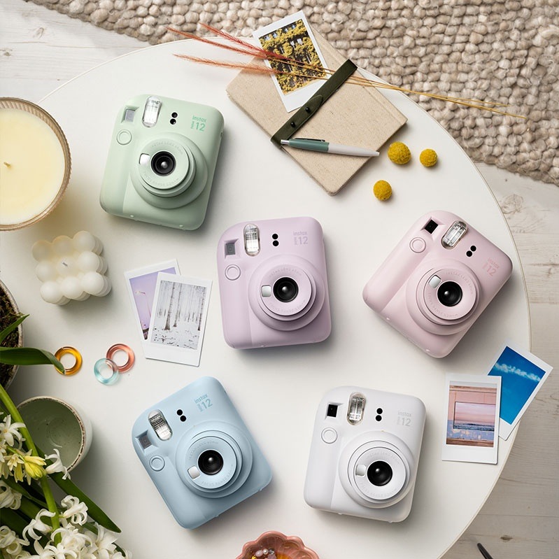 Instantní fotoaparát Fujifilm Instax mini 12 ALBUM BUNDLE modrý Zátiší s fotoaparáty Instax mini 12 v různých pastelových barvách