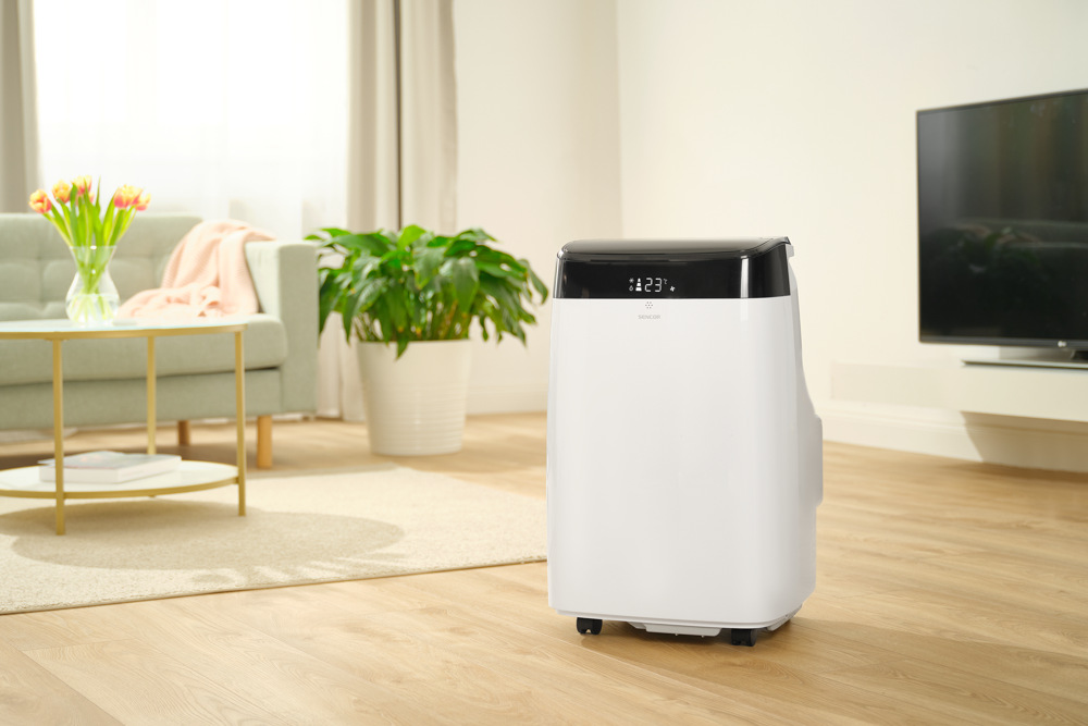 Mobilní klimatizace Sencor SAC MT9040C bílá Mobilní klimatizace Sencor SAC MT9040C v obývacím pokoji