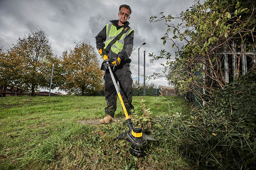 Strunová sekačka Dewalt XR 18V DCM561PBS (bez baterie) Strunová sekačka Dewalt DCM561PBS-XJ (bez baterie)
