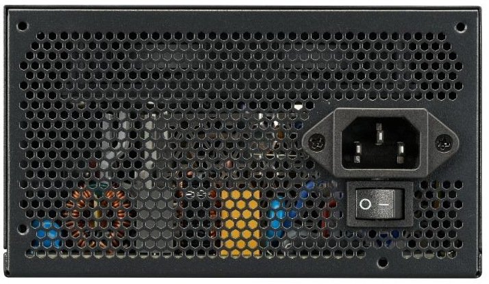 Na obrázku je zadní panel napájecího zdroje Cooler Master s perforovanou ventilační mřížkou po celé ploše. Vpravo je napájecí konektor pro přívod elektřiny a pod ním kolébkový vypínač. Přes mřížku jsou částečně vidět vnitřní součástky zdroje.