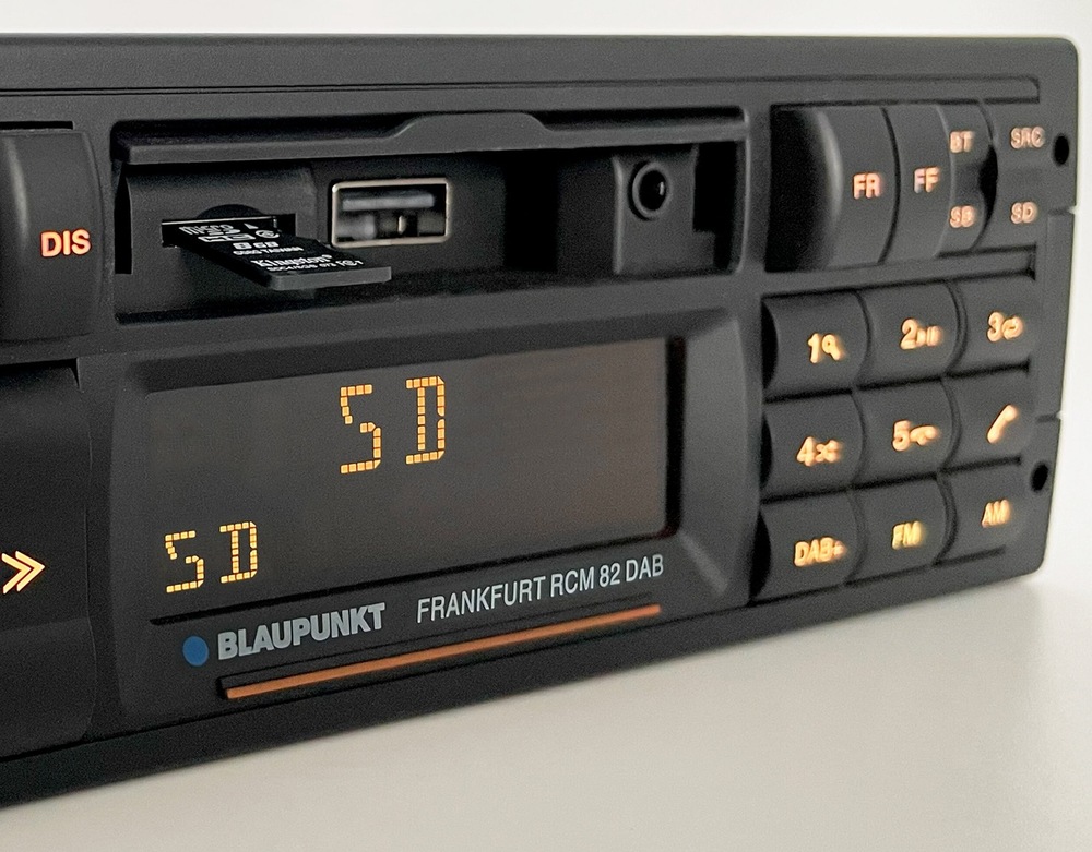 Autorádio Blaupunkt Frankfurt RCM 82 DAB černé Detail na ovládání autorádia Blaupunkt Frankfurt RCM 82 DAB