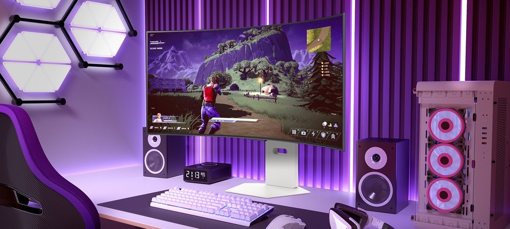 Herní monitor LG UltraGear 39GX90SA-W černý/bílý Herní sestava se zakřiveným monitorem zobrazuje scénu z videohry. Fialová LED světla, šestiúhelníkové nástěnné panely a bílý počítač s RGB ventilátory vytvářejí futuristickou atmosféru.