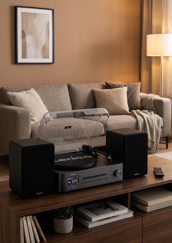 Mikrosystém Lenco MC-760 s gramofonem a reproduktory umístěný v moderním obývacím pokoji